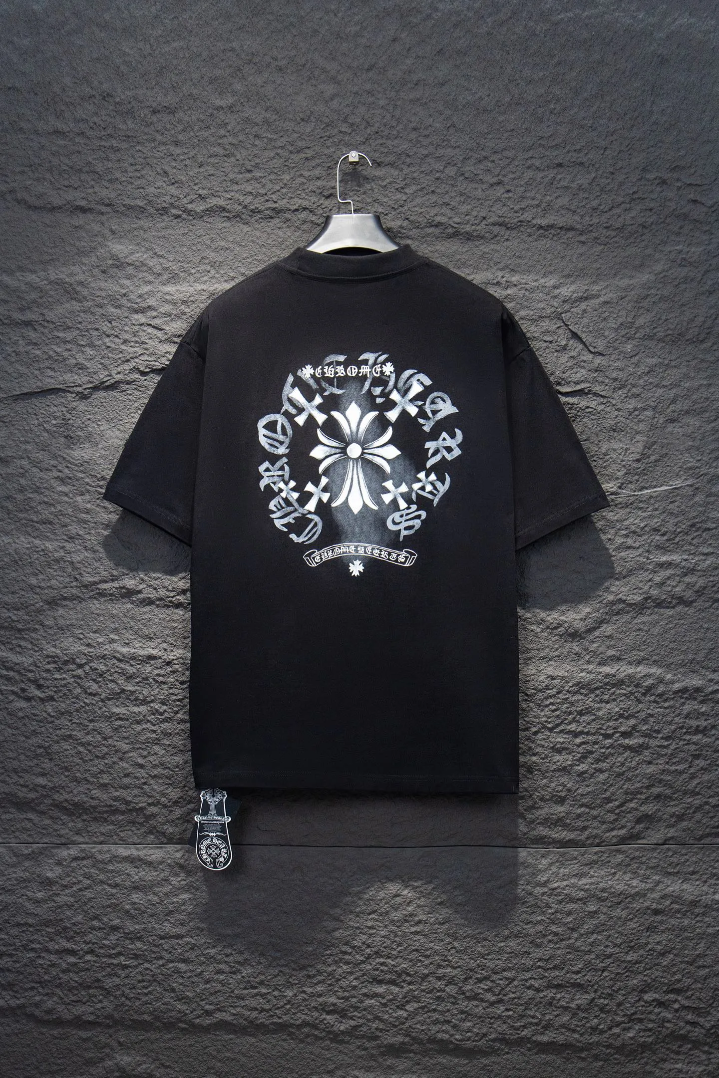 🅿️180 Style No.: 7058# Chrome hearts• 25ss ⚠YB custom-woven and custom-dyed fabric, color, printing, version, accessories. The fabric is woven by imported machines. The uniqueness of the cloth texture creates a perfect ready-made effect. The fabric is made of 260-gram clean cloth with 320-gram 1*1 rib. 4-color environmentally friendly custom-dyed fabric, and the threads are in the same cylinder without color difference.  Gradient graffiti on garments, hand-made graffiti technology on garments, the details of the collar, pockets, cuffs, and front and rear threads are clearly visible. The printing uses Japanese BROTHER white ink digital direct-injection garment printing. This model is a global limited edition. In order to present a product like a work of art, after a long period of repeated determination of details, a very high-standard garment is presented. The front chest is made of direct-injection printing environmentally friendly glue material, using a mechanized printing process. Mechanical printing has high precision, the positioning accuracy can reach ±0.02mm, and the quality is stable.   The body is treated with graffiti elements, which greatly increases the interest of the clothing; it has a unique visual effect. The special washing effect creates a unique aged effect.  Croix Heart Short Sleeve must be the first short-sleeved piece in spring and summer that blurs the boundaries of unisex style. It has a classic dropped shoulder oversize version and a loose and casual upper body.  Color: Black White Size: S M L XL
